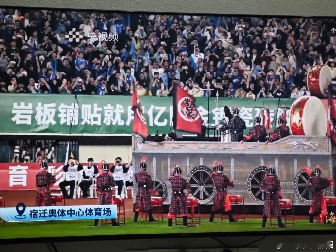 苏超 何润东估计何润东都没想到，多年后还能在宿迁复刻当年的经典画面，有缘哦 