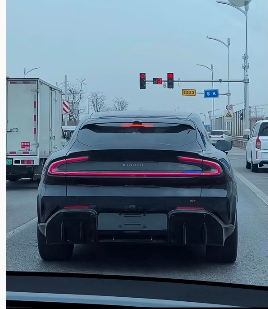 小米YU7GT无伪装车谍照曝光黑武士看着很酷