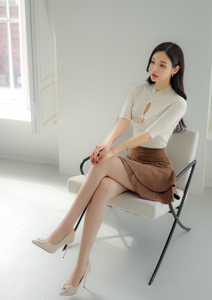优雅气质穿搭，米色毛衣搭配棕色短裙，尽显温柔与时尚。气质穿搭怎么穿才恰到好处?