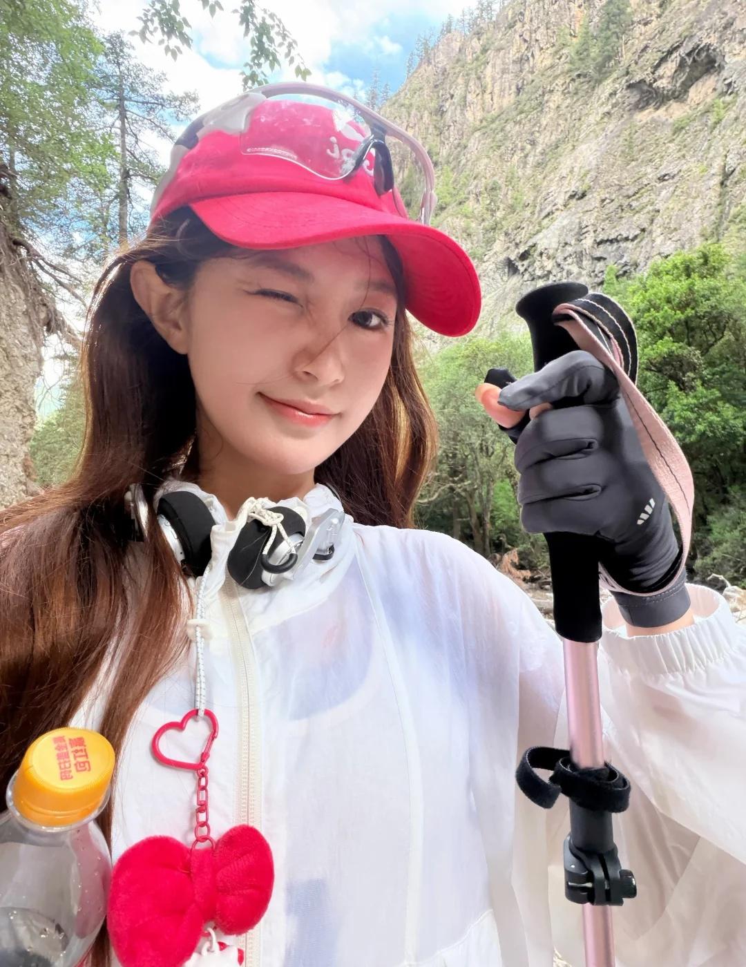 雨崩进村第一天❤️
一个人出发来雨崩啦！！把我的20L包包装满了，第一次体验轻重