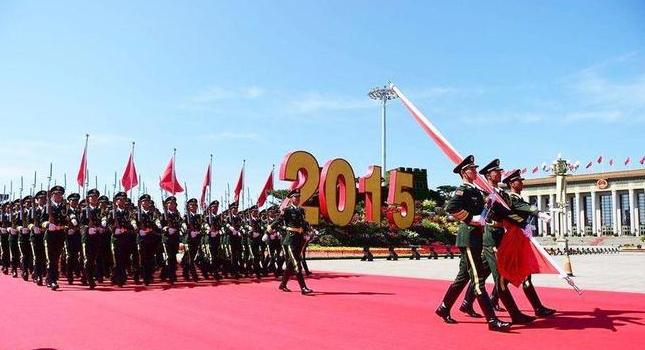 这次阅兵领队的肩章，
悄悄变了。

以前都是少将带队，
这次换成了清一色的大校。