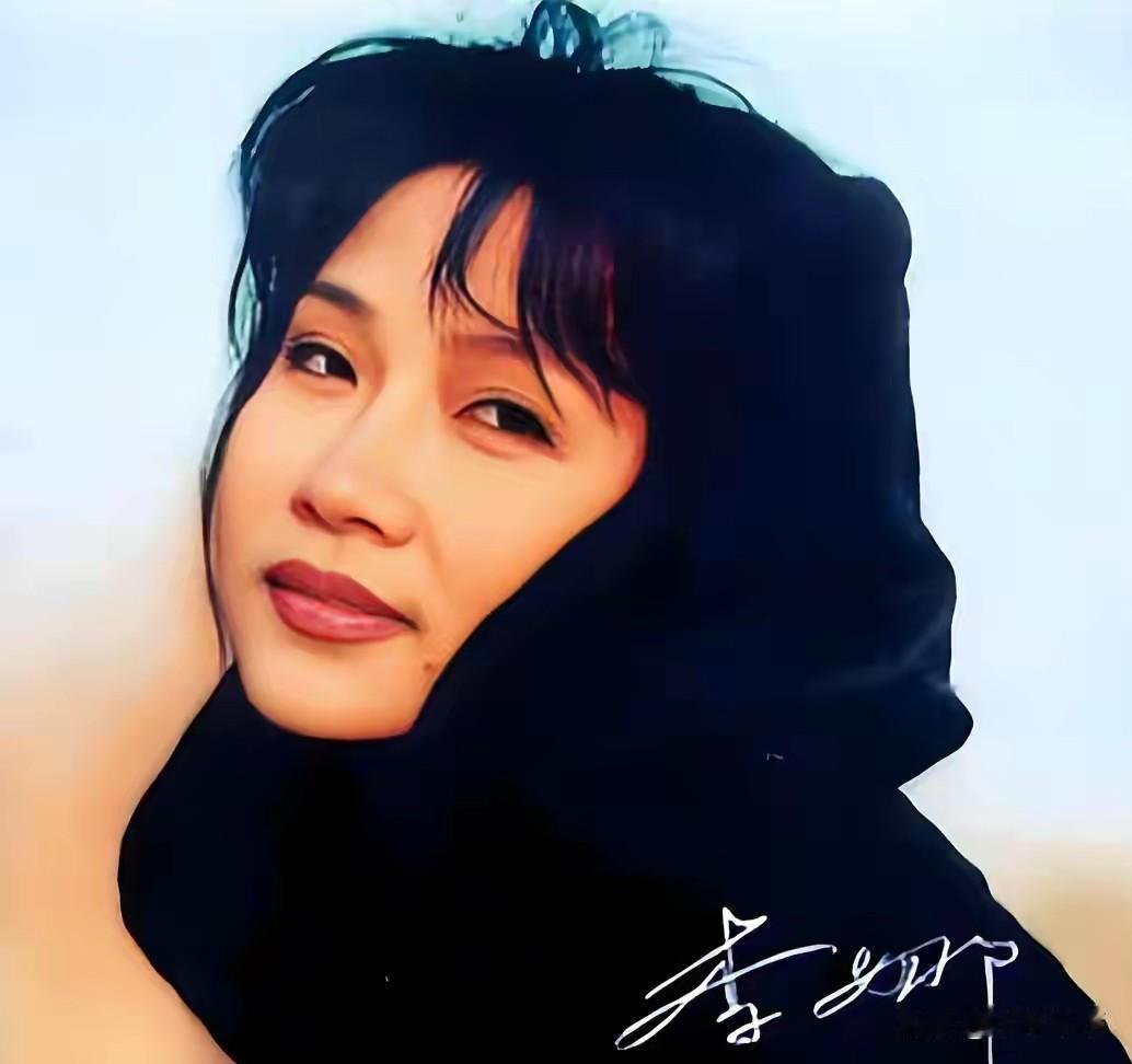 就唱歌而言，李娜无疑更具实力，演绎能力超强。
就《青藏高原》而言，高原嘛，又要高