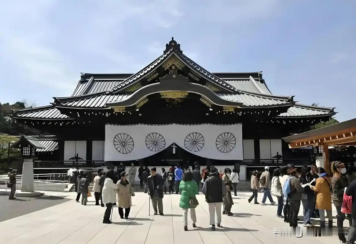 【供奉战犯的靖国神社该不该拆？】
答案是：从人类良知与战后正义看，它不该作为“战