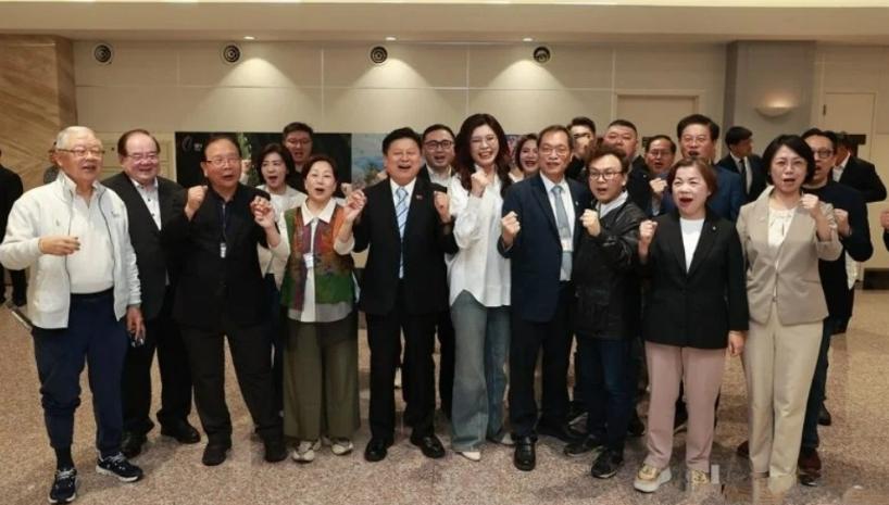 郑丽文所乘班机缓缓降落在台湾桃园机场，舱门打开的一刻，机场外早已分成两拨阵营的人