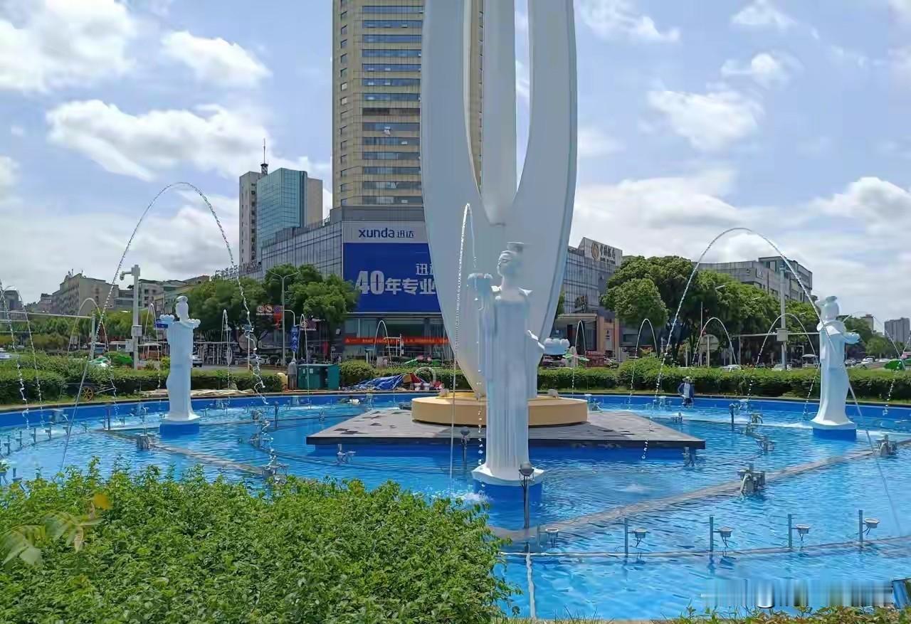 湘潭君子莲广场大变样！
作为湘潭的城市地标，位于河东建设路口的君子莲雕像备受关注