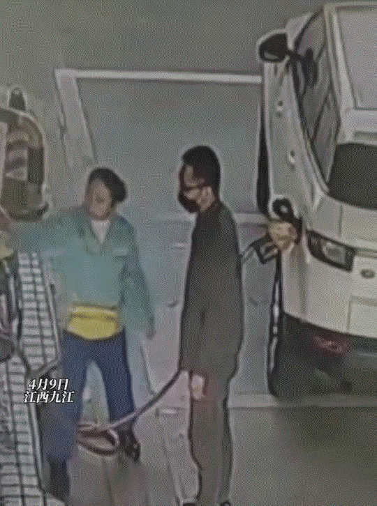 江西九江，一名男子开着路虎去加油站加油，工作人员为其加油时，觉得有点不对劲，因为