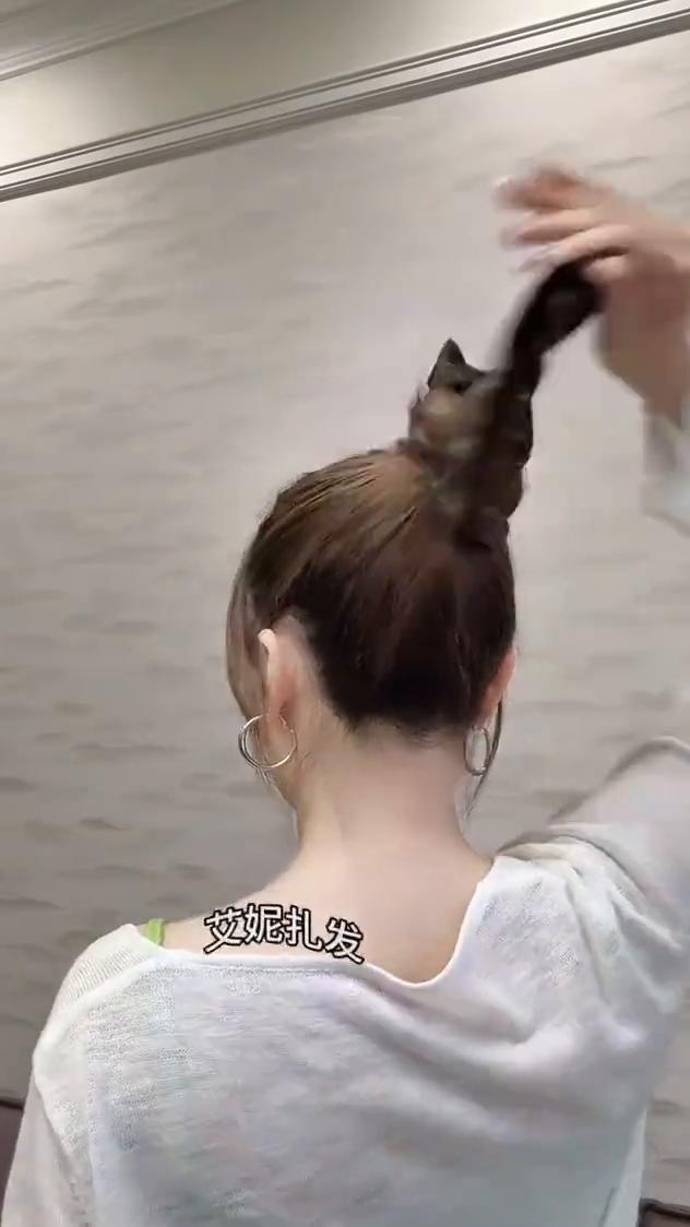 慢动作教大家扎花苞丸子头，这次你总能学会了吧。
