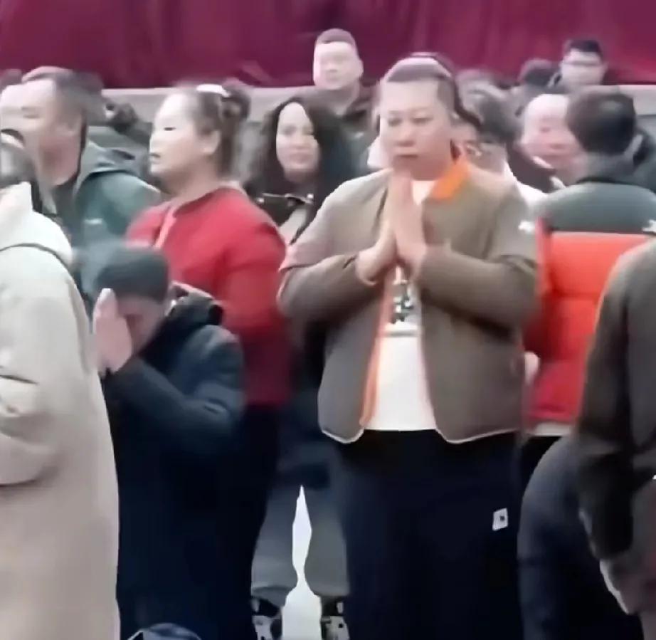 东北雨姐现身五台山！拜佛模样🙏相当虔诚！
近日，有网友在五台山下偶遇被封号的网