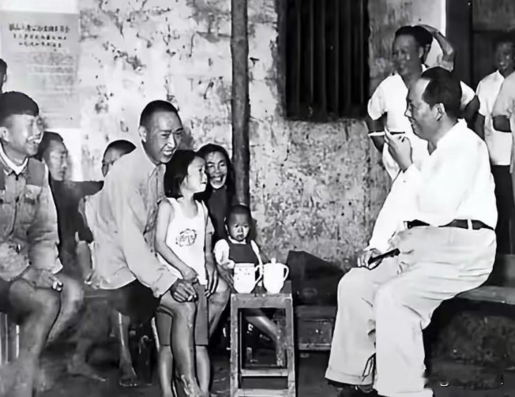 看一下毛主席有多亲民？

这张珍贵合影拍摄于1953年6月28日，毛主席带着秘书