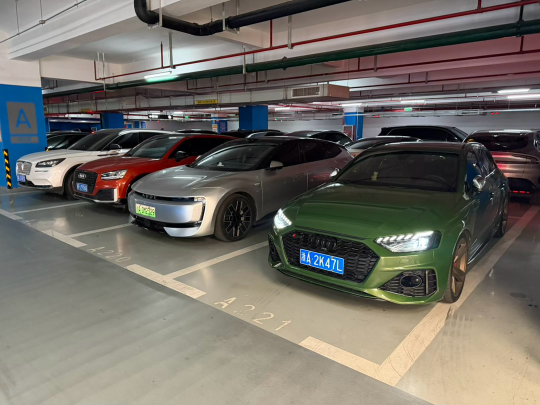 来商场停车，发现旁边停着一台Audi E5，RS4和E5都是奥迪旅行车，你们更喜