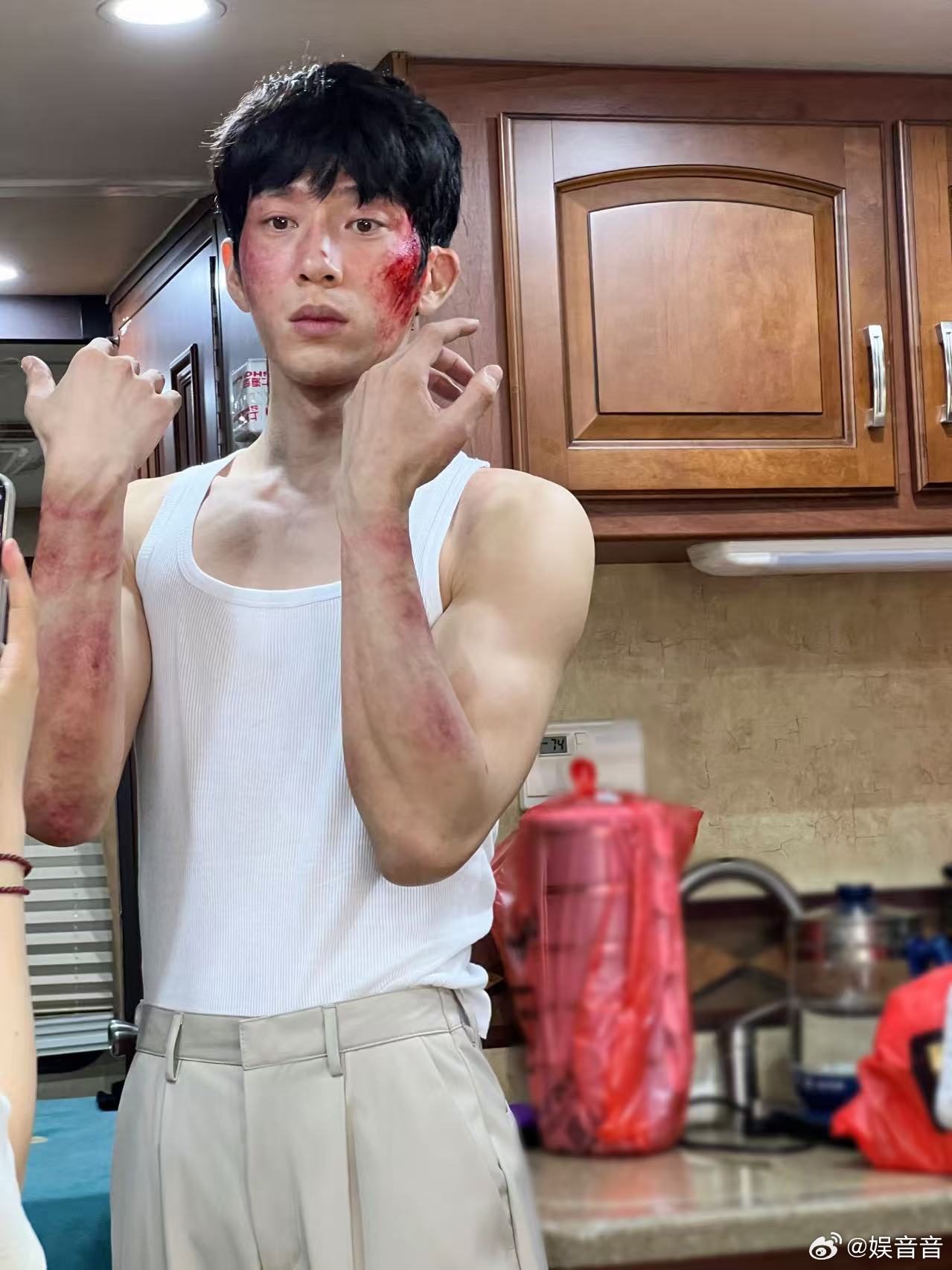 井柏然这6天囚禁戏看着都疼窒息感扑面而来！井柏然演活被虐的压抑与痛苦，黑暗氛围拉