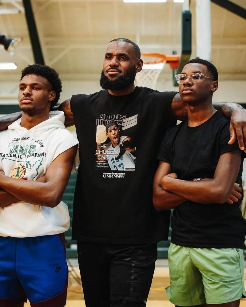 #NBA批准詹姆斯儿子参加选秀#据ESPN记者报道，勒布朗·詹姆斯的大儿子布朗尼