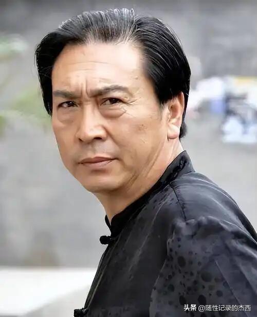 很多人都只记得他是陈晓旭的前夫，却不知道他是一位演技精湛的老戏骨，他的名字叫毕彦