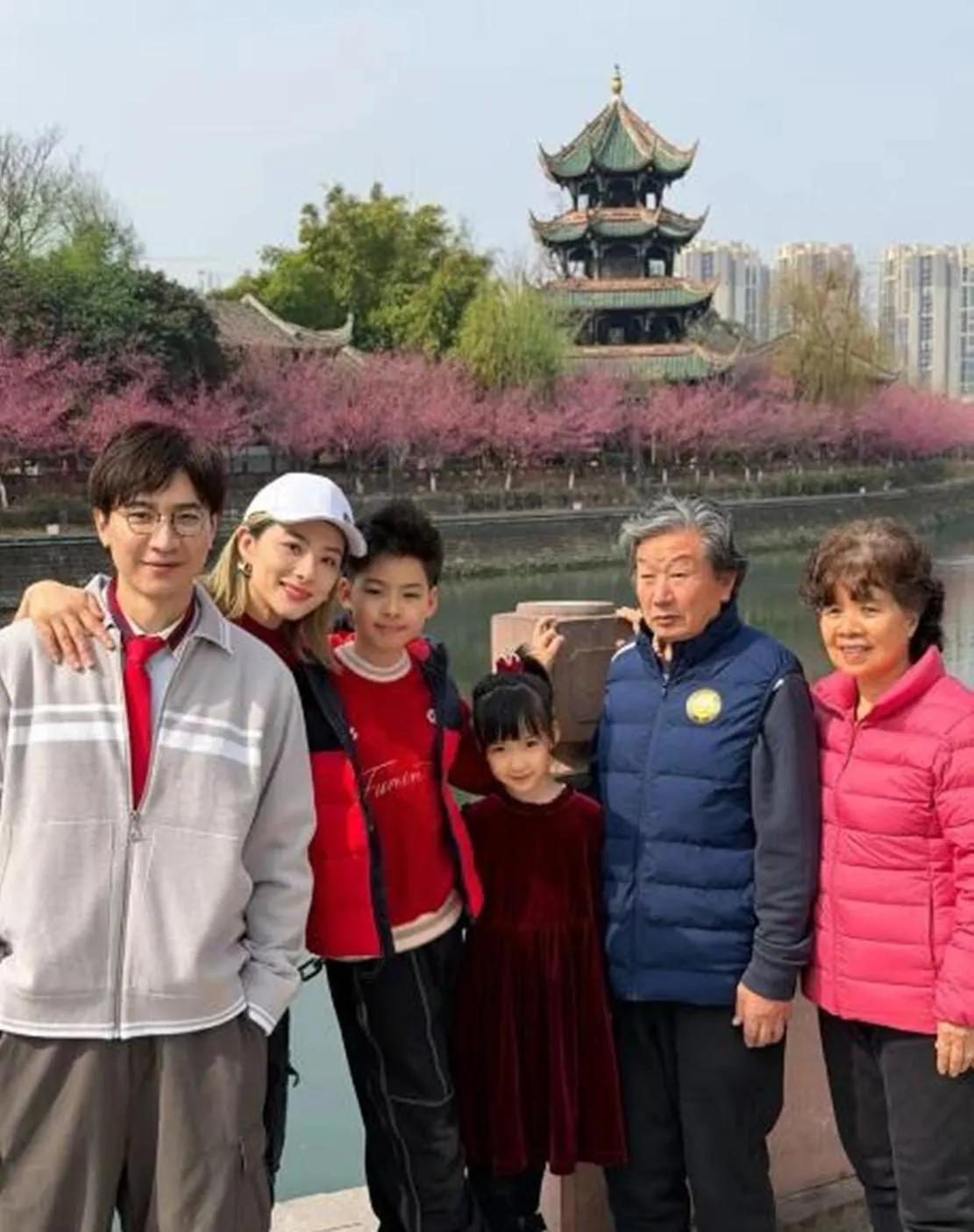 近日，奥运冠军刘璇回成都婆家，一张一家6口的温馨合照引发网友关注。照片中，刘璇笑