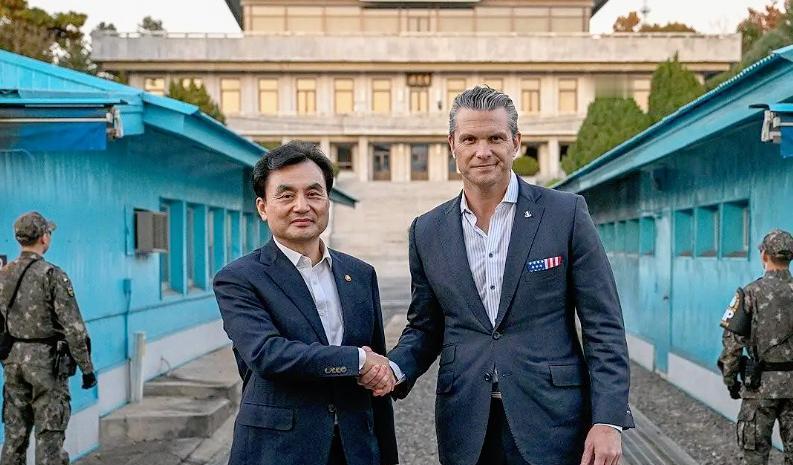 板门店的风，又吹回了冷战那会儿。
美韩防长刚握手，朝鲜的导弹就又升了天。
核潜艇