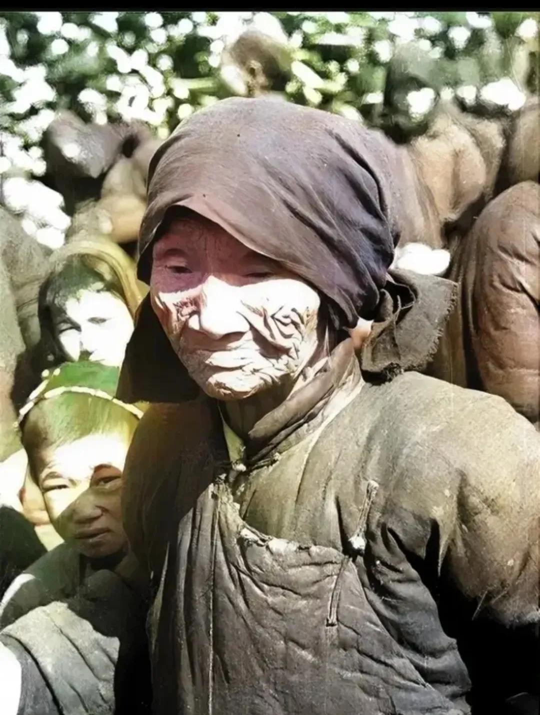 1942年河南大饥荒真实场面，一名骨瘦如柴的老人，裹着头巾，站在寒风当中等待救助