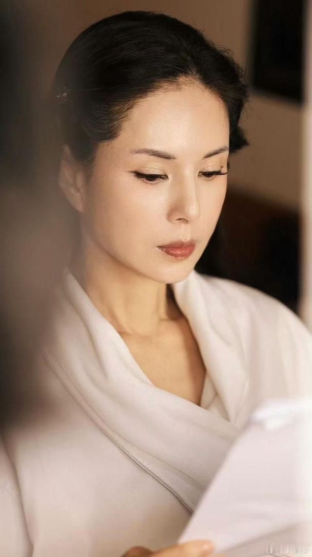 李若彤谈走出抑郁症当年接连失去亲人、结束多年感情，直接被抑郁症困住。靠着慢慢和情