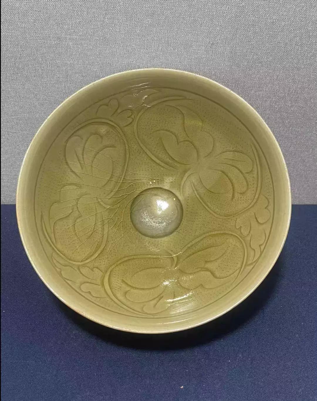 宋代越窑刻花碗，釉水肥润，保存千年依然光彩夺目，由内而外散发出葆光。非常难得，让