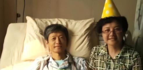 2016年，艾跃进的妻子陪着他一起庆祝了最后一次生日，照片上的他脸上带着微笑，但