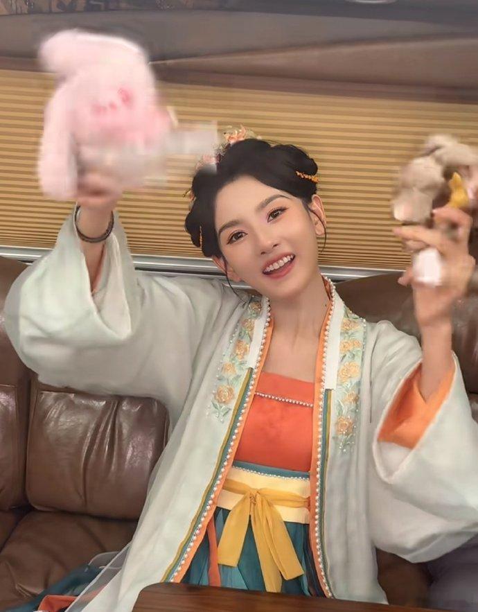 宋祖儿要闪耀和独美 宋祖儿拆个盲盒都能让人看出她多认真，目前的状态就是想要闪耀和