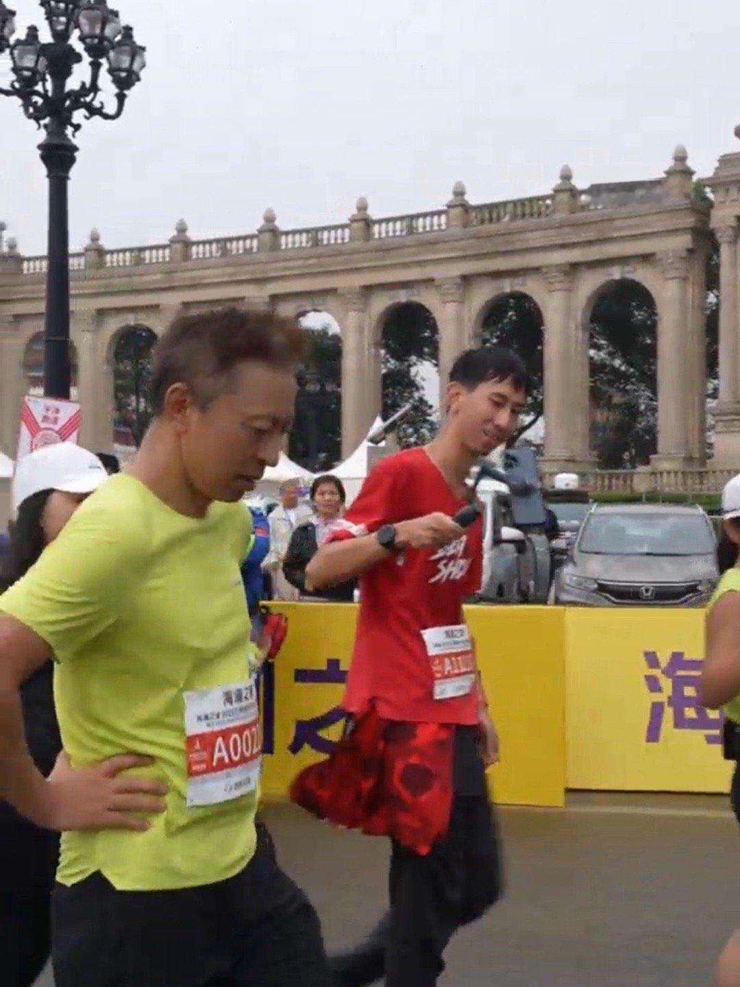 张朝阳每天都会跑五公里张朝阳12公里硬核加速冲刺张朝阳解锁完成个人首场正式半马，