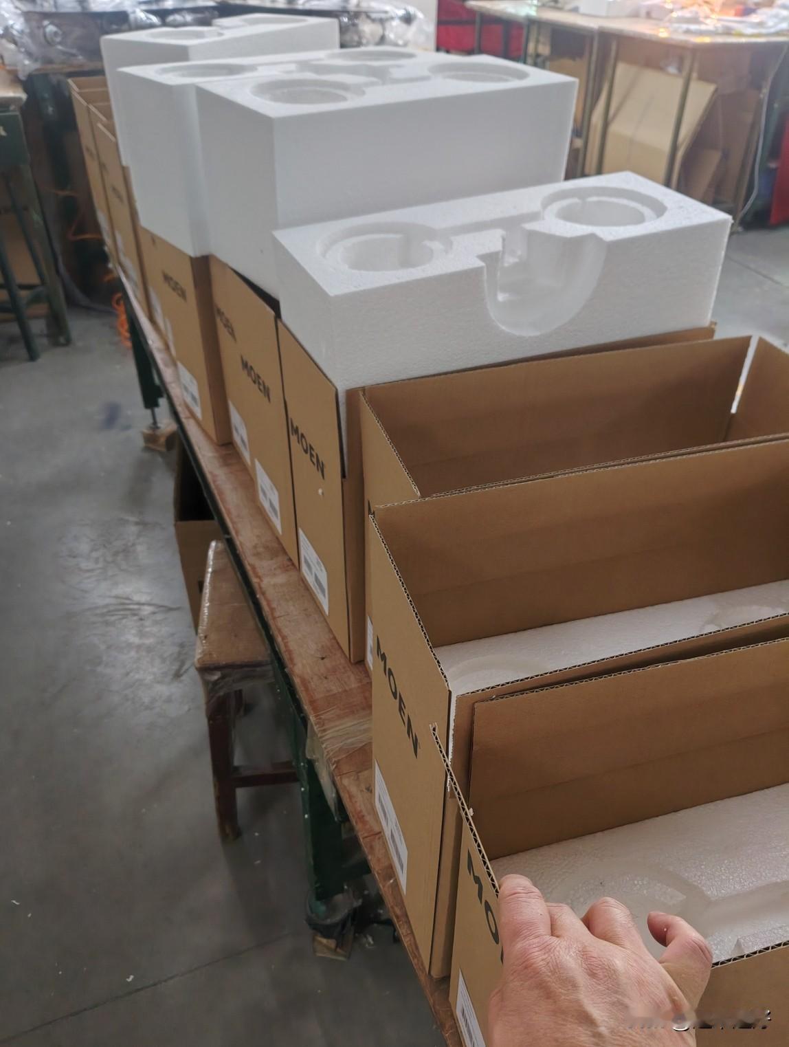 台湾省的老板有多坏？
       我们工厂是一家从事专业灯饰生产的、有着三十五