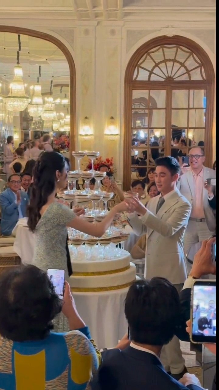 奚梦瑶主动拿了第一杯奚梦瑶帮何猷君拿杯子奚梦瑶在婚礼祝酒环节中，因身高优势主动拿
