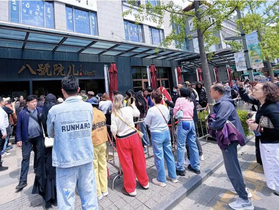 [微风]一街之隔极致反差！上海明星双店境遇悬殊，面馆黄牛扎堆排队爆火，隔壁酒馆全