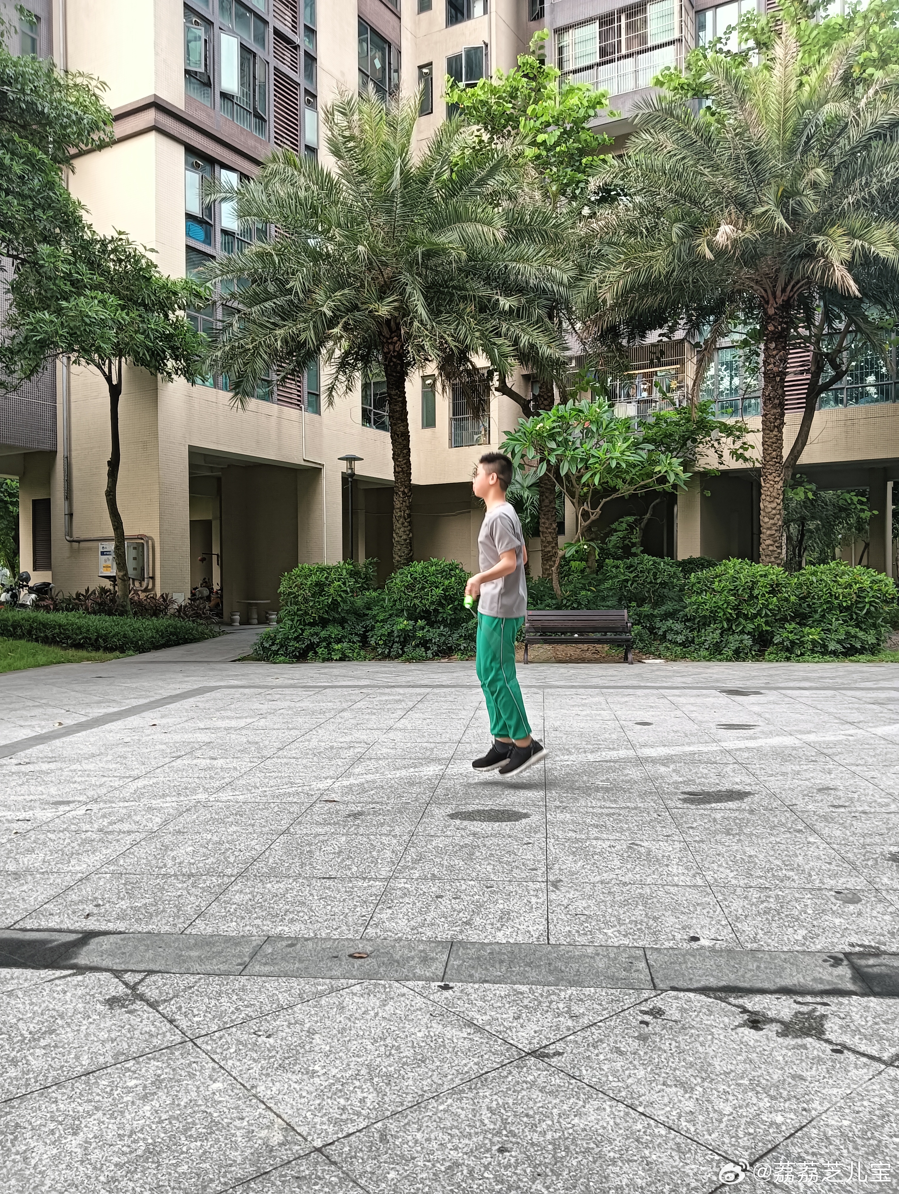 小孩不管什么时候都得陪伴才会更积极呀！大宝今天一个人在家，虽然暑假计划已经做好了
