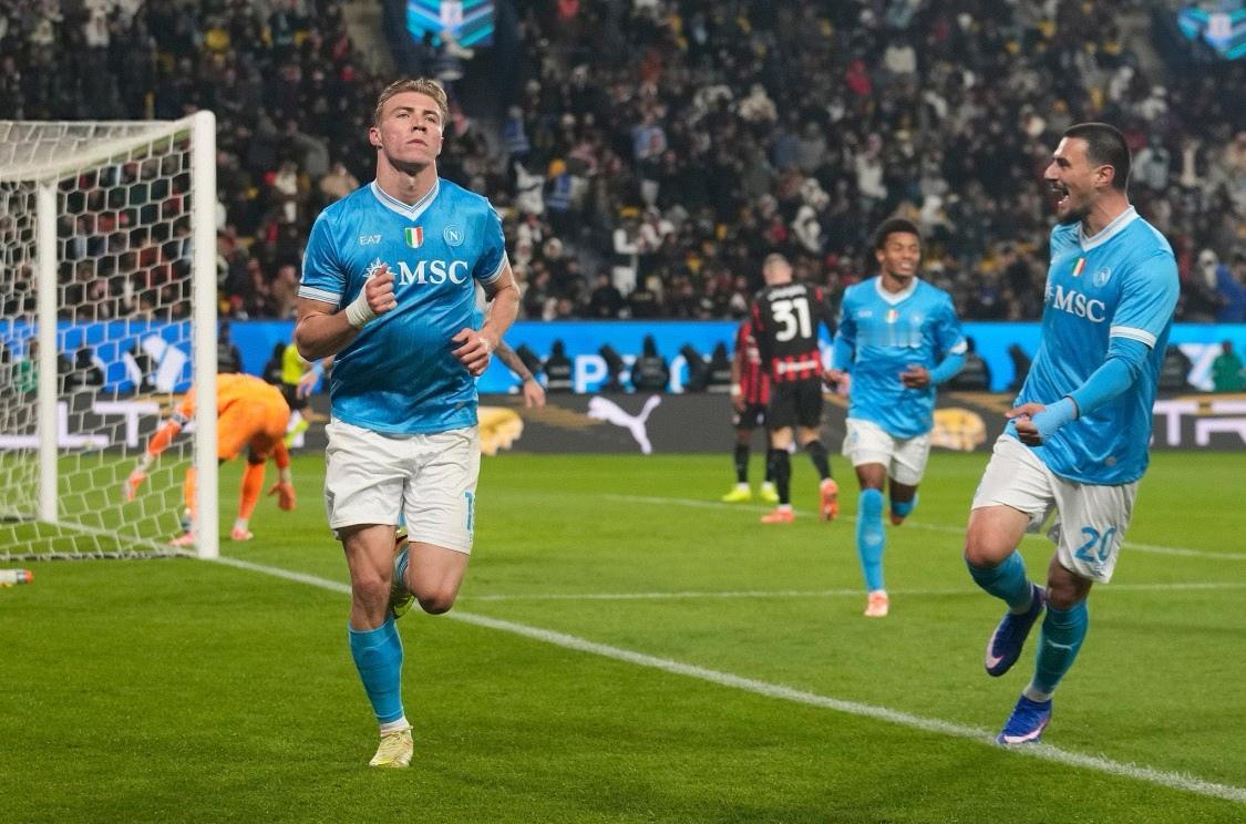 内战果然内行！近期遭遇两连败的那不勒斯在意大利超级杯上2-0战胜AC米兰，晋级决