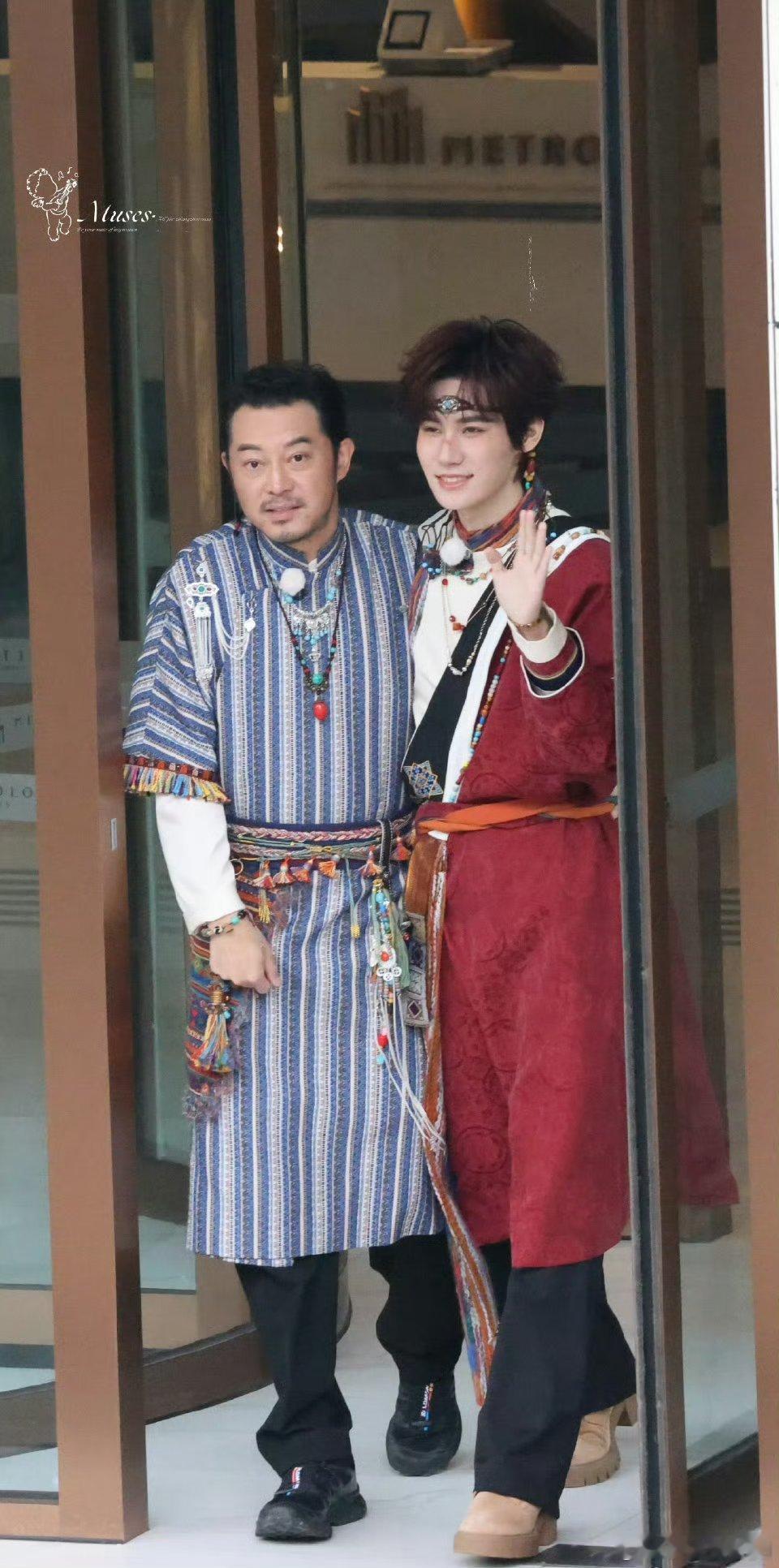 张真源跑男上班路透  穿藏服了！民族风的魅力今日份穿搭，美到失语的藏服小王子 ​