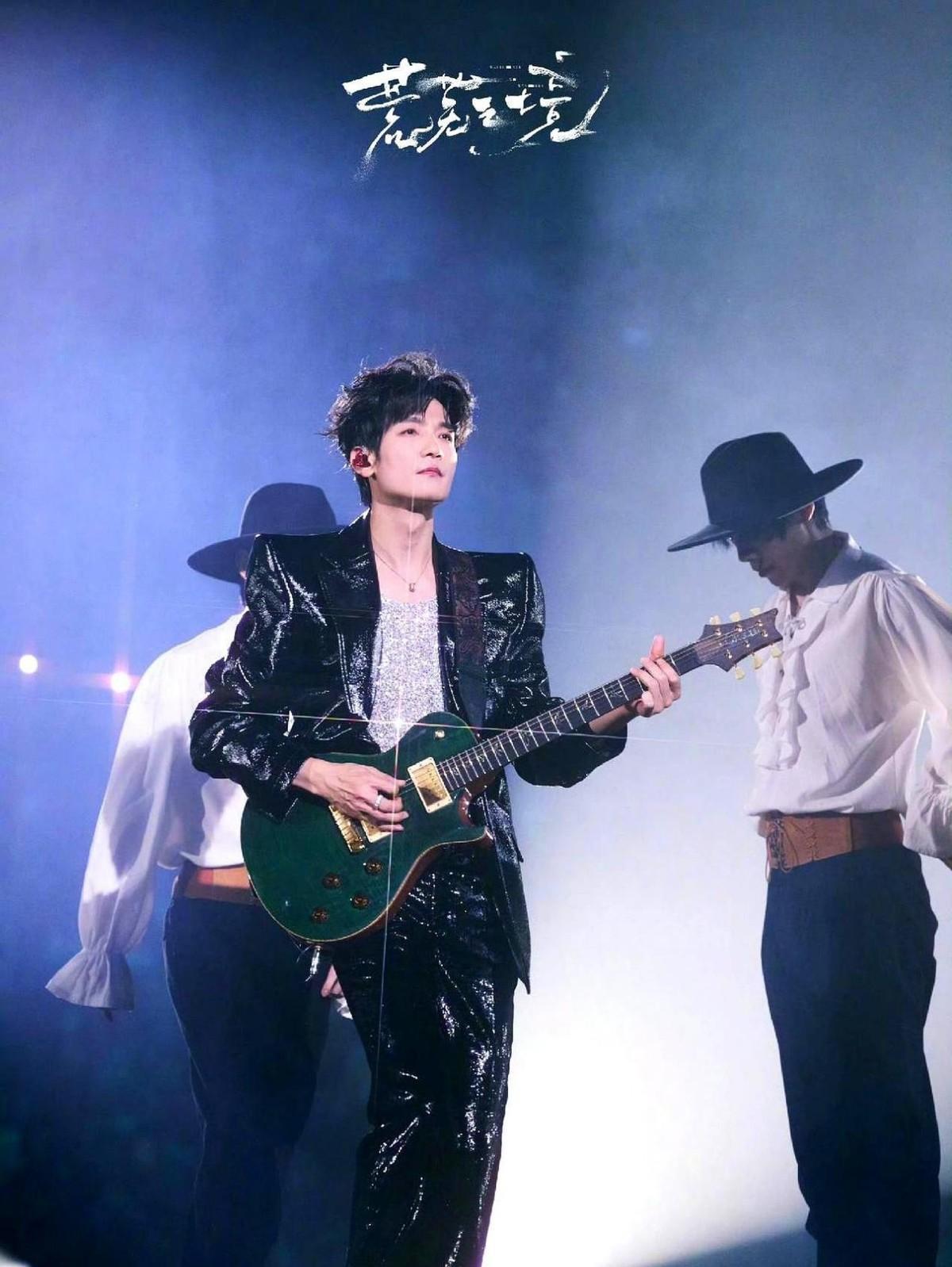 苏醒缺席陈楚生演唱会，你猜他在干嘛？
凌晨三点改陈楚生的新歌歌词。
妻子带孩子在