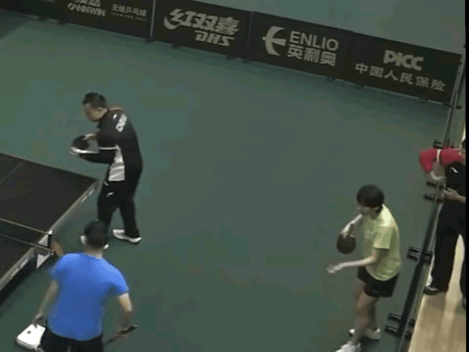 看到这张动图
不得不说
同频的人总会相遇

曼昱徐奕
任浩指导
孟队医

任浩指