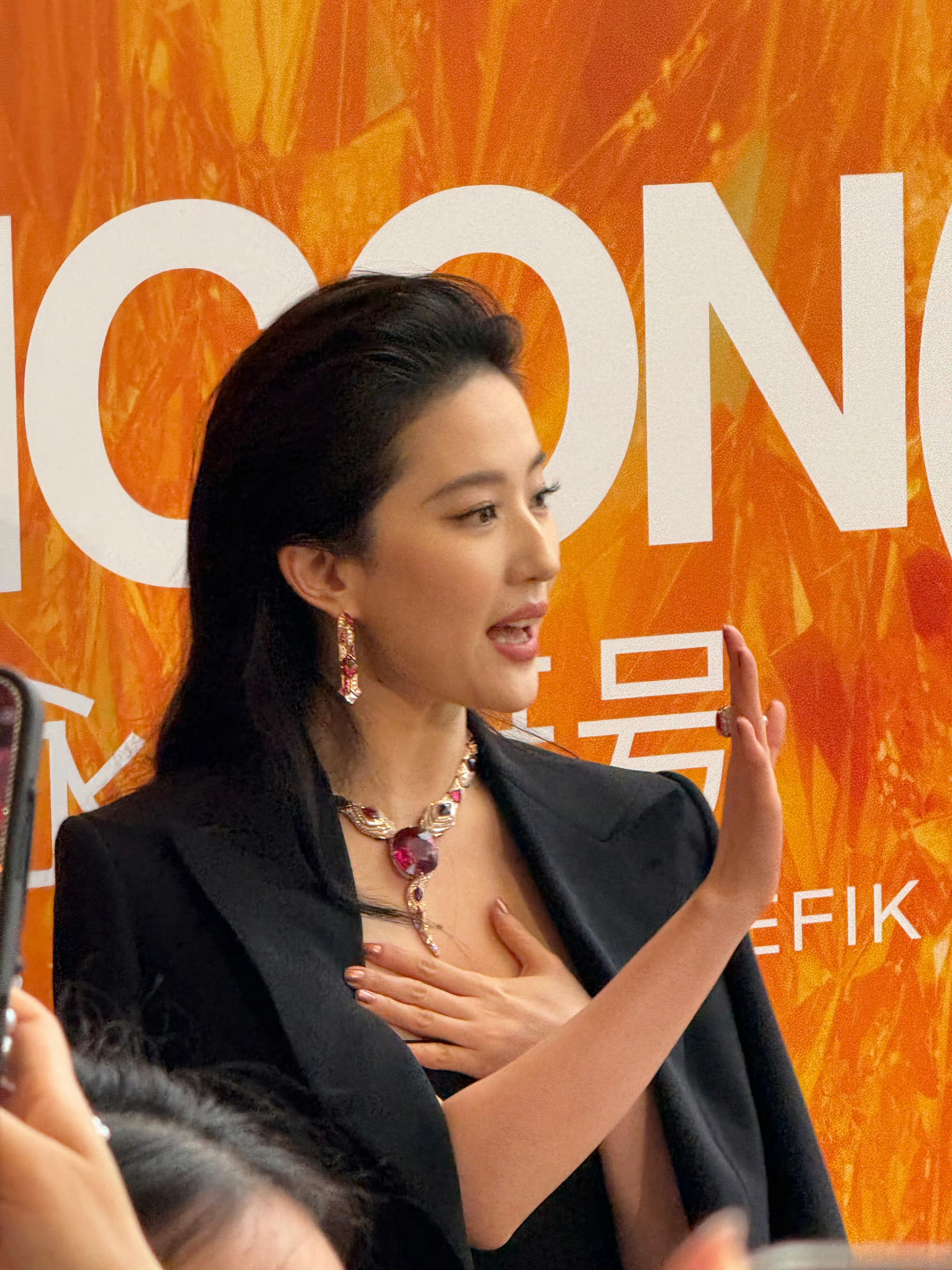 这大珠宝……实物看居然比公式图还大好贵气的感觉好贵的感觉 ​​​