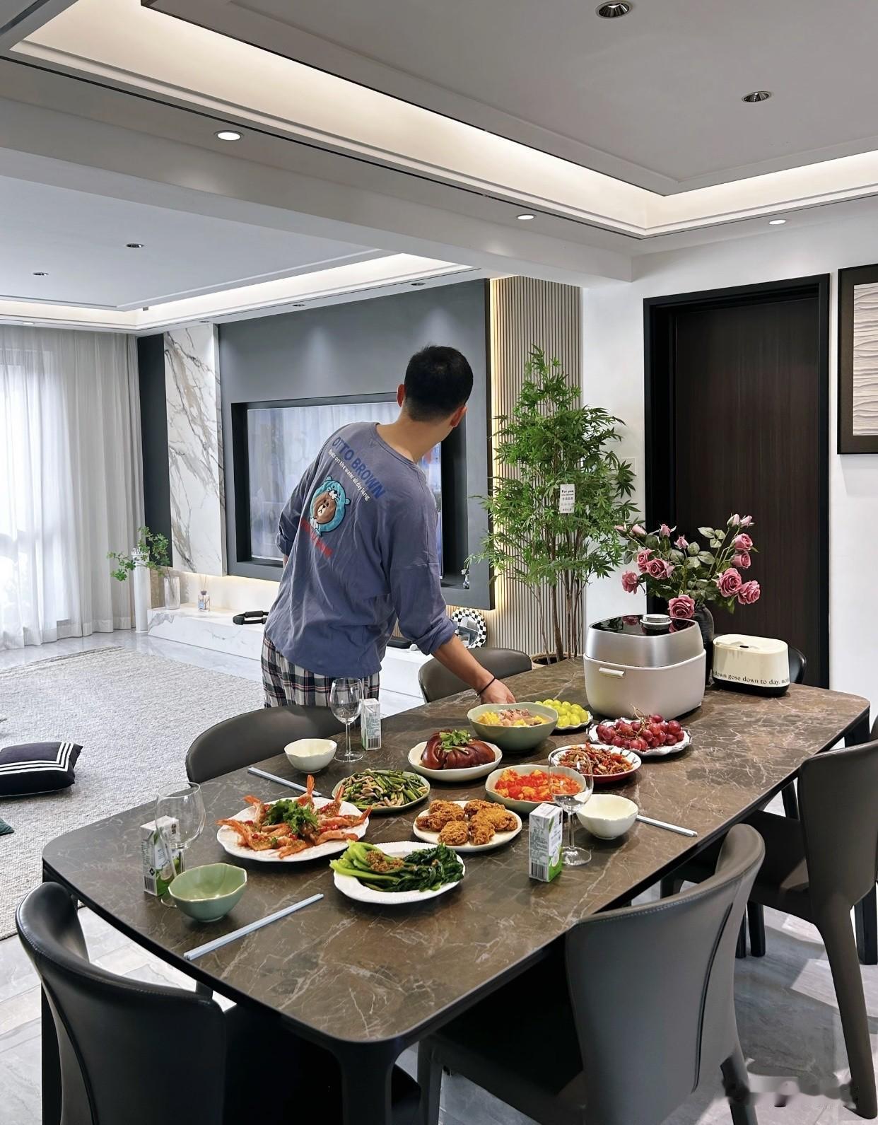 "男主外女主内" 的观念过时了吗？ 我认为过时了。男主外女主内早就跟不上现在的日