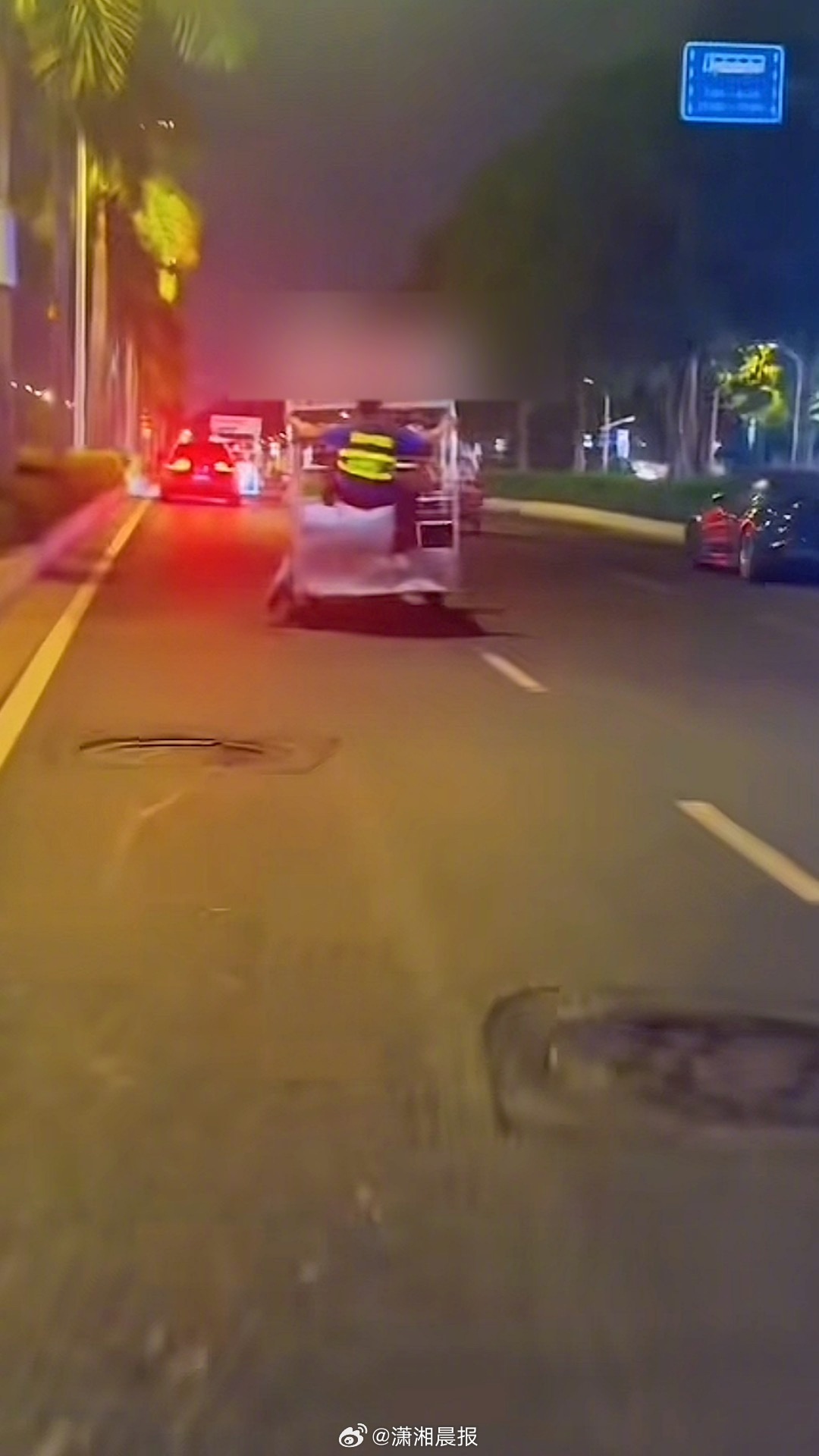 【南宁一#城管爬上摊贩三轮车被带行三百米#】#多方回应城管爬上摊贩三轮车被带行#