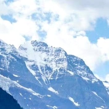 一滴水是微不足道的，渗入泥土，便会消失不见，可汇聚成河却是川流不息。如同我们，在