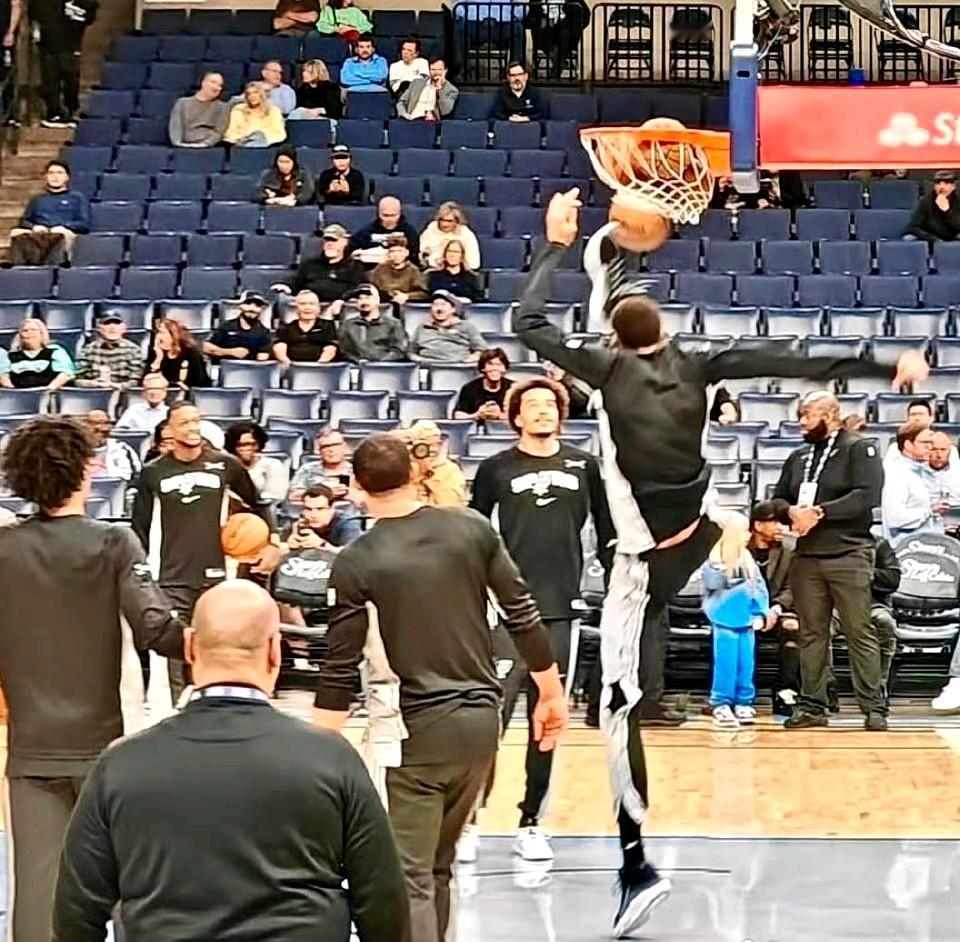 文班回应踢篮网：我还可以踢得更高！
这小伙子少林功夫没白练，腿部柔韧性太夸张了吧