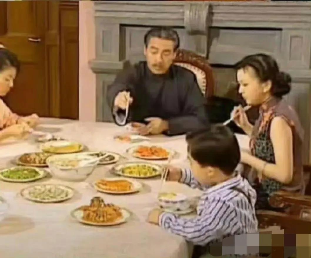 大户人家吃饭是不是走佣人给夹菜啊？

要么这么大桌子，人多菜也多，肯定有够不到的