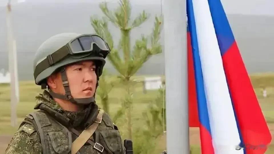入俄朝鲜军队战前开训仪式，朝鲜升旗手准备升起俄罗斯国旗