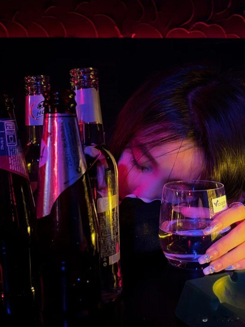 宁夏中卫，女子照顾2岁半孩子，时感生活压力，便约朋友吃米线，而后又拐进酒吧唱歌喝