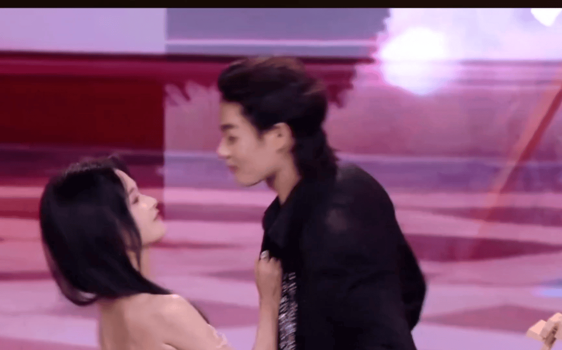 短剧演员贴脸给内娱一些震撼短剧演员是来炸场的吧！柯淳余茵复刻甜到杨幂捂脸，单手抱