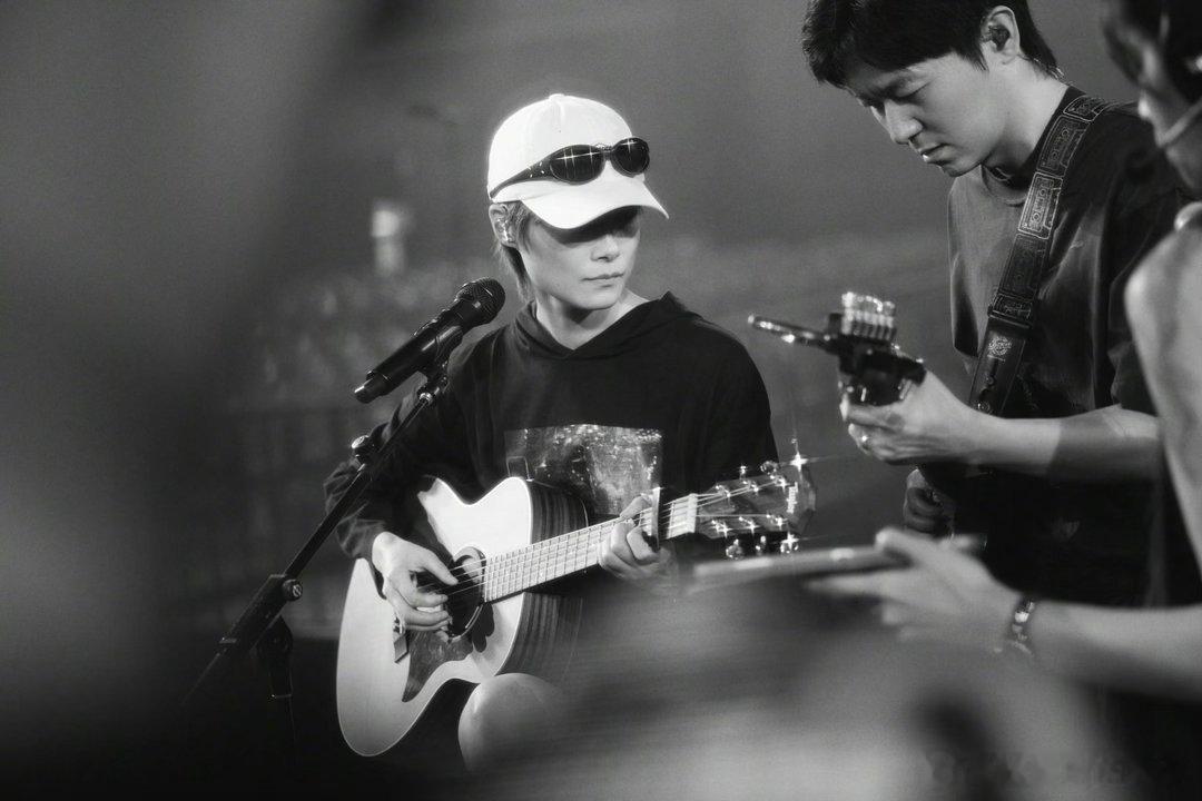 李宇春时隔14年武汉开演唱会🏙️黄鹤楼夜色流光潋滟，定格专属江城浪漫，为这场时