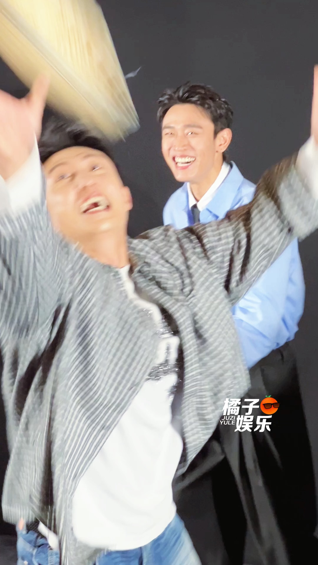 黄景瑜：红包够不够？不够的话盆啊也送你、主持人话筒也可以送咱东北人景瑜哥讲究一个