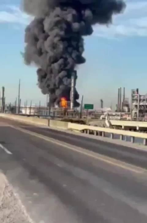 当地时间3月23日，美国得克萨斯州阿瑟港的瓦莱罗炼油厂发生爆炸并伴随大量浓烟升起