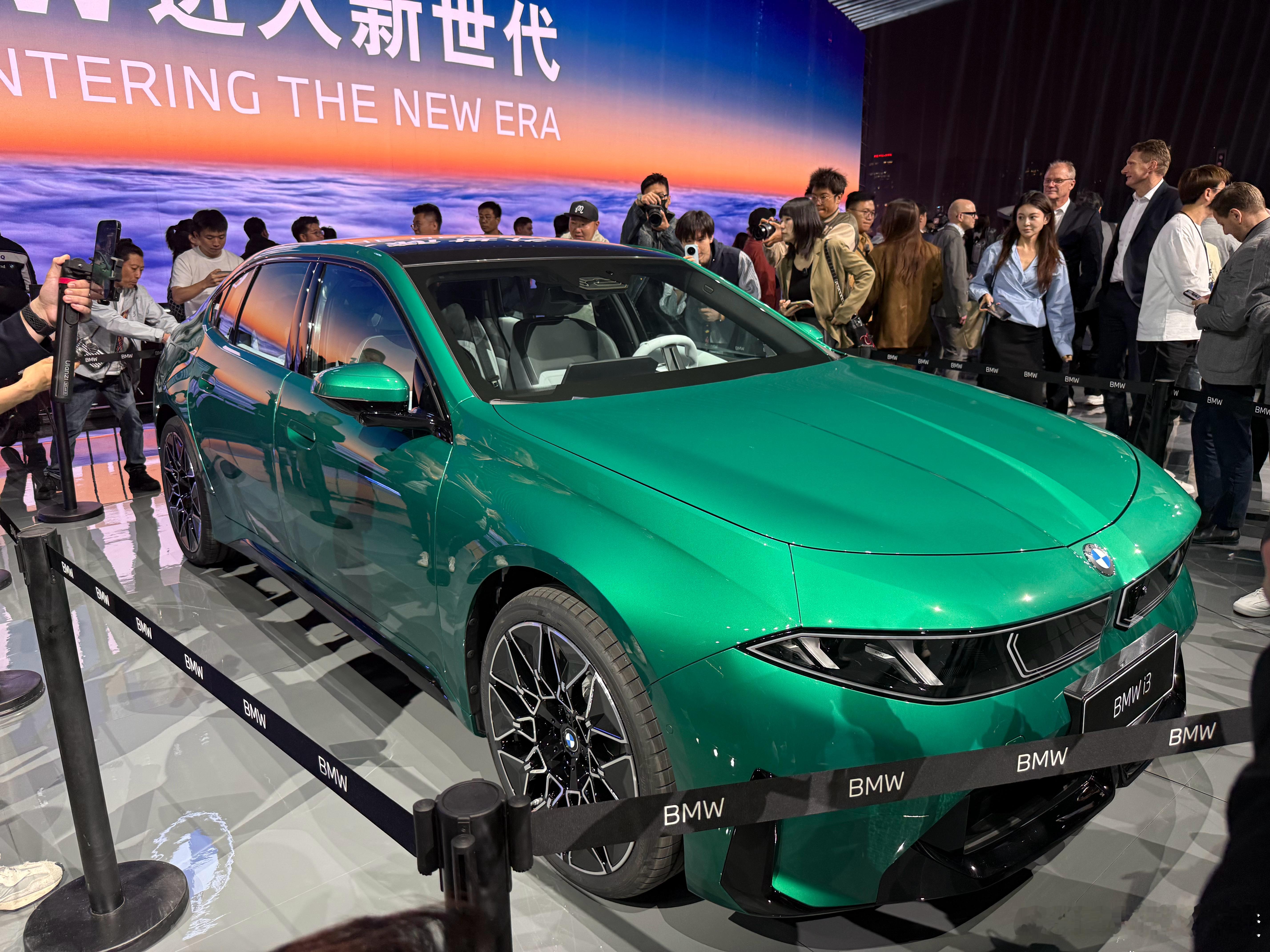 智能驾趣宝马新世代 近距离看了一下新世代iX3长轴距版，这种“新世代”的设计语言