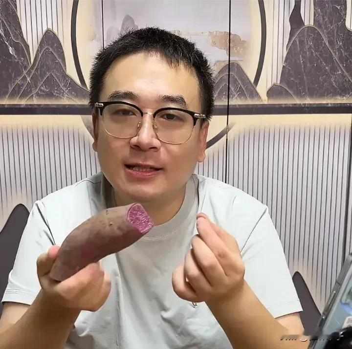 云昊助农，
在直播间推销家乡的农产品红薯，
赚取佣金的同时，
也为家乡耕田种地的