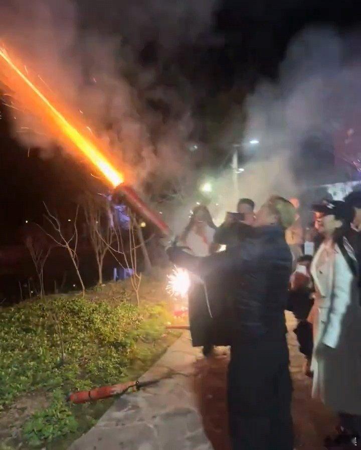 郭富城在方媛老家玩加特林  郭富城玩加特林  郭富城陪方媛回老家拜年，夫妻俩玩加