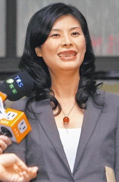 近日，郑丽文刚在镜头前信誓旦旦地放话，说国民党2028年重返执政的把握是“百分之