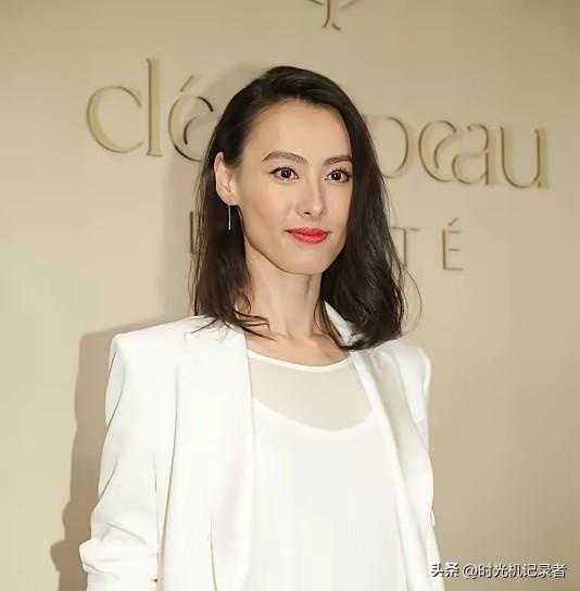 梁洛施这么有气质，还是三个孩子妈妈，为什么李泽楷
不娶她回家。
梁洛施也算是幸运